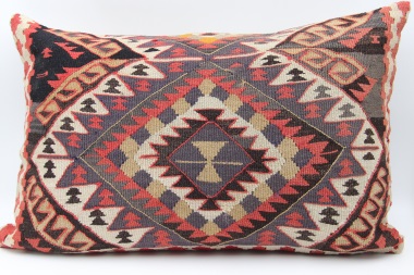 D324 Kilim Pillow Cover
